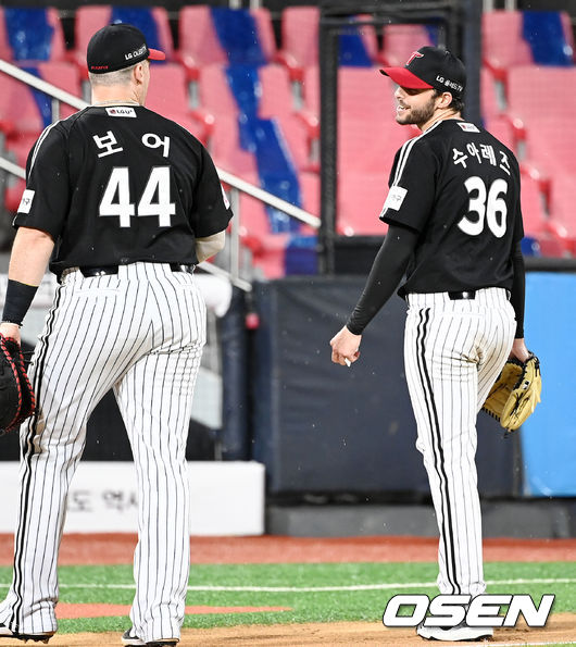 LG 트윈스 외국인 선수 보어(왼쪽)와 수아레즈./OSEN DB