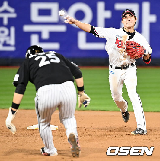 9회초 1사 주자 1,3루 LG 서건창의 2루수 앞 병살타때 KT 유격수 심우준이 2루에서 LG 이상호를 포스아웃 시킨 후 1루로 송구하고 있다. 21.09.25/rumi@osen.co.kr