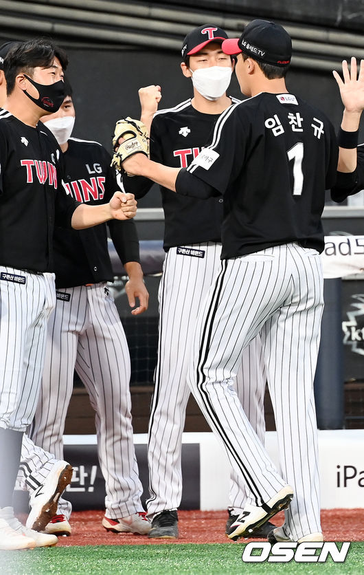 5회말을 마친 LG 선발 임찬규가 덕아웃에서 동료들과 하이파이브를 하고 있다. 21.09.25/rumi@osen.co.kr