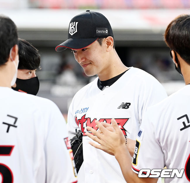 5회초를 마친 KT 선발 고영표가 덕아웃에서 동료들과 하이파이브를 하고 있다. 21.09.25/rumi@osen.co.kr