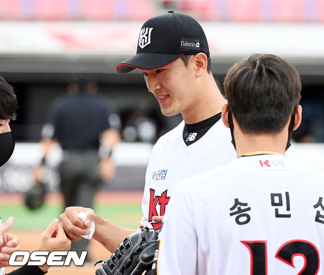 25일 LG전, KT 선발 고영표가 2회초를 마친 후 덕아웃으로 들어가며 동료들과 하이파이브를 하고 있다. 21.09.25/rumi@osen.co.kr