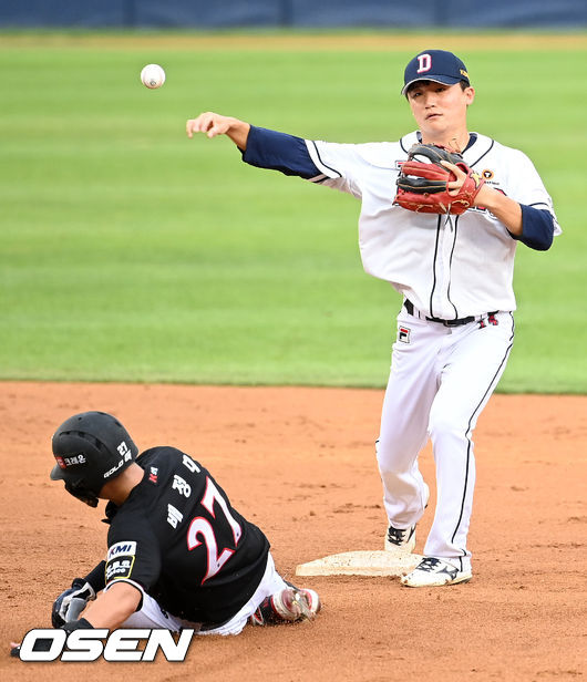 두산 2루수 박계범이 2루에서 KT 배정대를 포스아웃 시킨 후 1루로 송구하고 있다. 2021.08.07 /OSEN DB