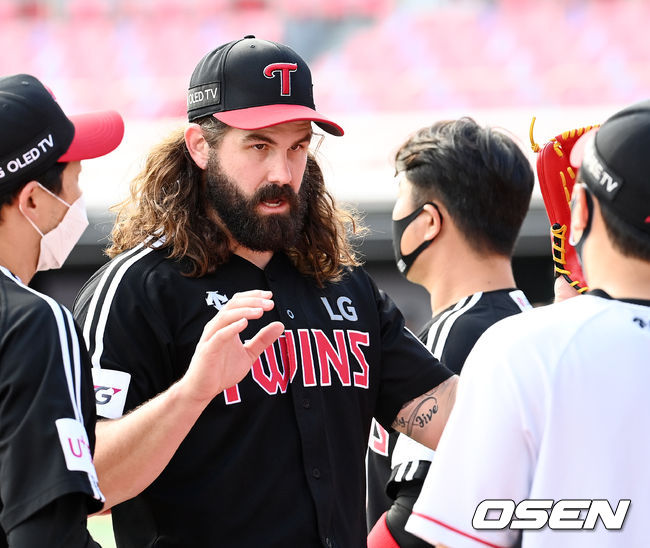 6회말을 마친 LG 선발 켈리가 덕아웃에서 동료들과 하이파이브를 하고 있다. 21.09.26/rumi@osen.co.kr