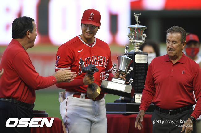 [사진] 오타니는 26일 에인절스 구단 MVP와 최우수 투수상을 수상했다. 아트 모레노 구단주(오른쪽)와 페리 미나시안 단장(왼쪽)의 축하를 받고 있다. 2021.09.26 ⓒGettyimages(무단전재 및 재배포 금지)