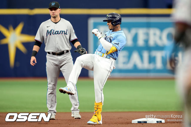 [사진] 탬파베이의 원더 프랑코가 27일(한국시간) 벌어진 마이애미와의 홈경기 1회서 2루타를 쳐 41경기 연속 출루 행진을 이어간 뒤 좋아하고 있다.  ⓒGettyimages(무단전재 및 재배포 금지)