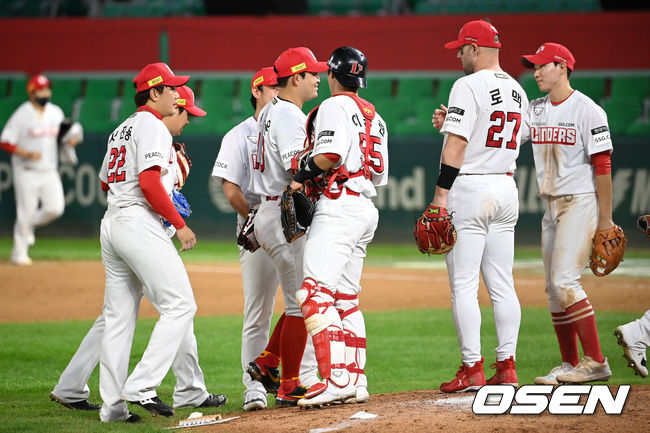 승리를 거둔 SSG 선수들이 마운드에 모여 기뻐하고 있다./OSEN DB