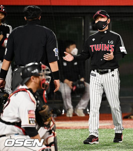 8회초 무사 주자 1루 LG 이재원 타석에서 김용의가 견제사를 당한 후 비디오판독 결과 그대로 아웃처리 되자 류지현 감독이 항의를 하며 퇴장당하고 있다. 21.09.25/rumi@osen.co.kr