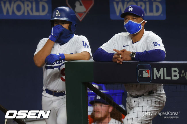 [사진] 다저스 경기 중 감독과 같은 레벨(?)에서 경기를 지켜보고 있는 배트 보이. ⓒGettyimages(무단전재 및 재배포 금지)