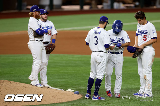 [사진] 경기 중 투수 교체 때 내야수들에게 카드를 교체해주고 있는 배트 보이(오른쪽에서 두번째).ⓒGettyimages(무단전재 및 재배포 금지)