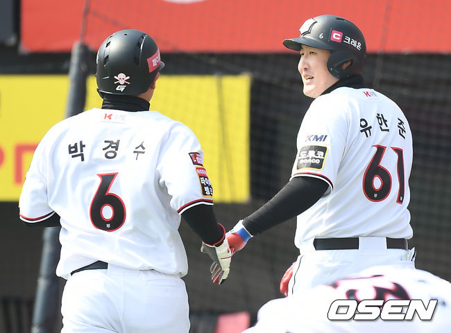 KT 위즈 내야수 박경수(좌)와 외야수 유한준 / OSEN DB