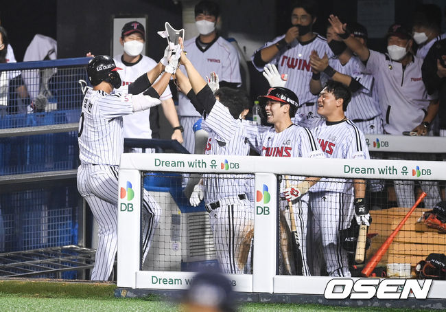 6회말 재역전 1타점 적시타 날린 LG 대타 이영빈이 교체되며 동료들의 축하를 받고 있다.  2021.09.28 / soul1014@osen.co.kr