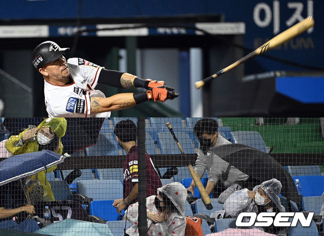 8회말 1사 만루 한화 페레즈의 스윙 때 배트가 관중석으로 날아가고 있다. 아래 사진은 관중석에 떨어진 페레즈의 배트. 2021.09.28 /cej@osen.co.kr