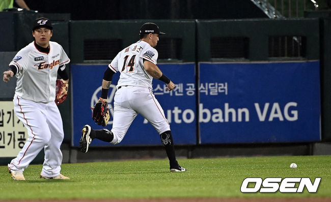 8회초 2사 한화 좌익수 페레즈가 키움 이정후 뜬공에 포구실책을 범하고 있다. 이정후는 2루에 안착했다. 2021.09.28