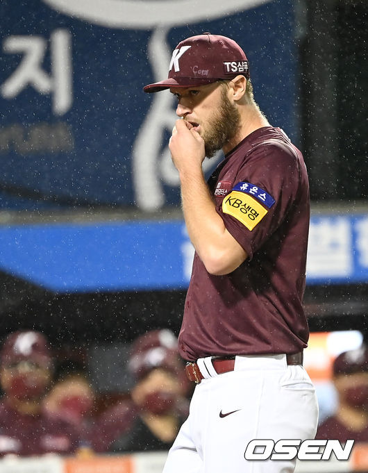 2말 2사 2루 키움 요키시가 폭투를 범한 뒤 아쉬워하고 있다. 폭투로 2루주자 하주석은 3루까지 진루. 2021.09.28 /cej@osen.co.kr