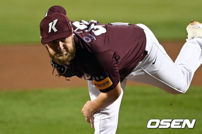 1회말 키움 선발 요키시가 힘차게 공을 던지고 있다. 2021.09.28 /cej@osen.co.kr