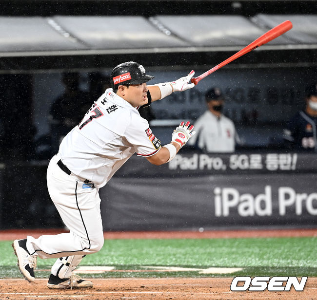 28일 오후 수원 KT위즈파크에서 ‘2021 신한은행 SOL KBO리그’ KT 위즈와 두산 베어스의 경기가 열렸다.1회말 2사 2, 3루 상황 KT 허도환이 달아나는 2타점 적시타를 날리고 있다. 2021.09.28 / dreamer@osen.co.kr