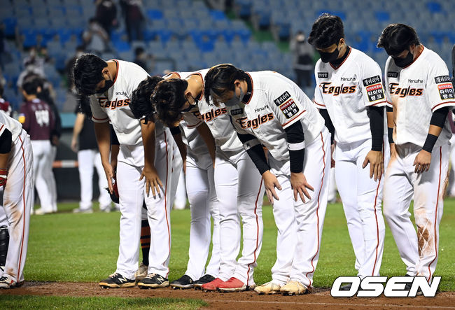 한화 선수들이 무승부로 경기를 종료한 후 더그아웃으로 향하고 있다. 2021.09.28