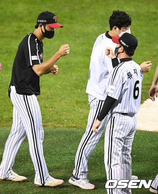 경기종료 후 결승타를 날린 LG 이영빈이 류지현 감독과 하이파이브를 하고 있다. 2021.09.28 / soul1014@osen.co.kr