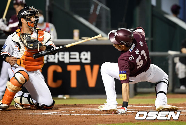 키움 이정후가 몸쪽 공에 놀라 넘어지고 있다. /OSEN DB