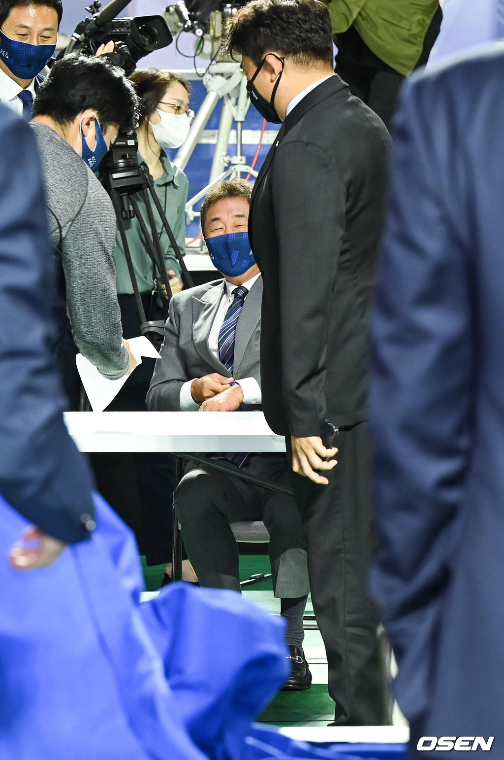 28일 오후 서울 잠실학생체육관에서 2021 KBL 신인선수 드래프트가 진행됐다.드래프트가 끝나고 KCC에 지명된 김동현 아버지 김승기 감독이 전창진 감독과 이야기를 나누고 있다 . 2021.09.28 / soul1014@osen.co.kr