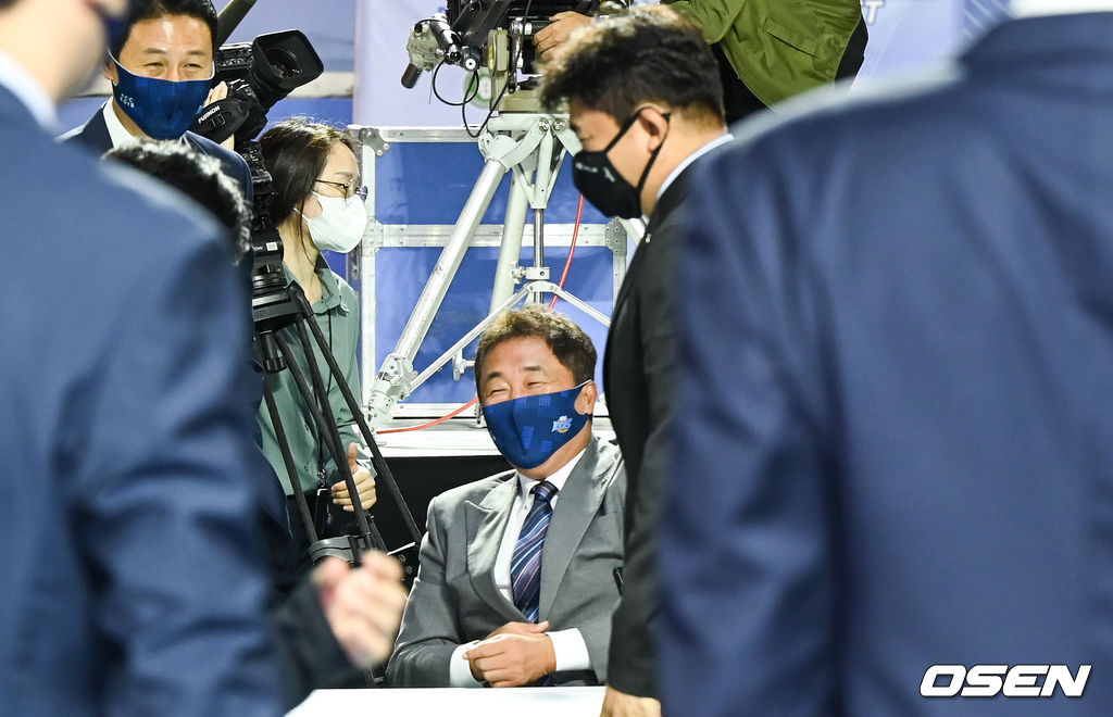 28일 오후 서울 잠실학생체육관에서 2021 KBL 신인선수 드래프트가 진행됐다.드래프트가 끝나고 KCC에 지명된 김동현 아버지 김승기 감독이 전창진 감독과 이야기를 나누고 있다 . 2021.09.28 / soul1014@osen.co.kr