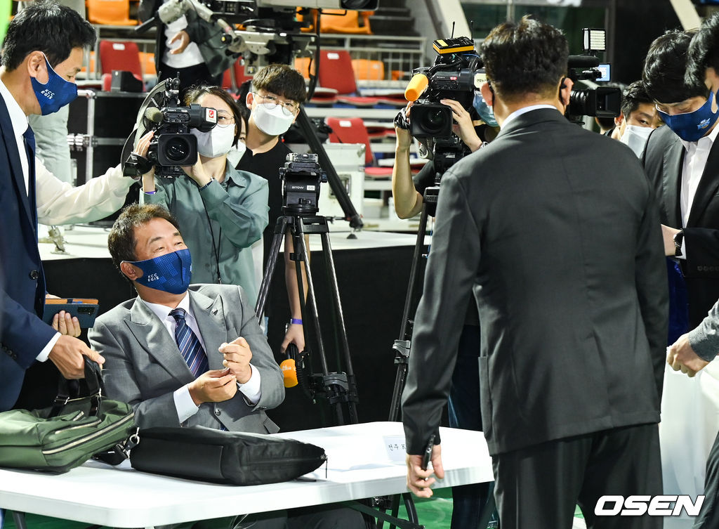 드래프트가 끝나고 KCC에 지명된 김동현 아버지 김승기 감독이 전창진 감독과 이야기를 나누고 있다 . 2021.09.28 / soul1014@osen.co.kr