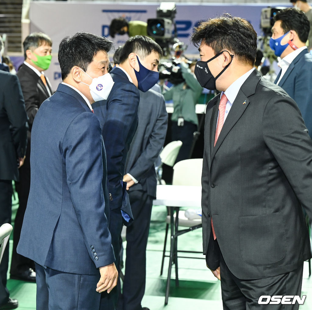 드래프트가 끝나고 한국가스공사에 지명된 김진모 아버지 김승기 감독이 유도훈 감독과 이야기를 나누고 있다 . 2021.09.28 / soul1014@osen.co.kr