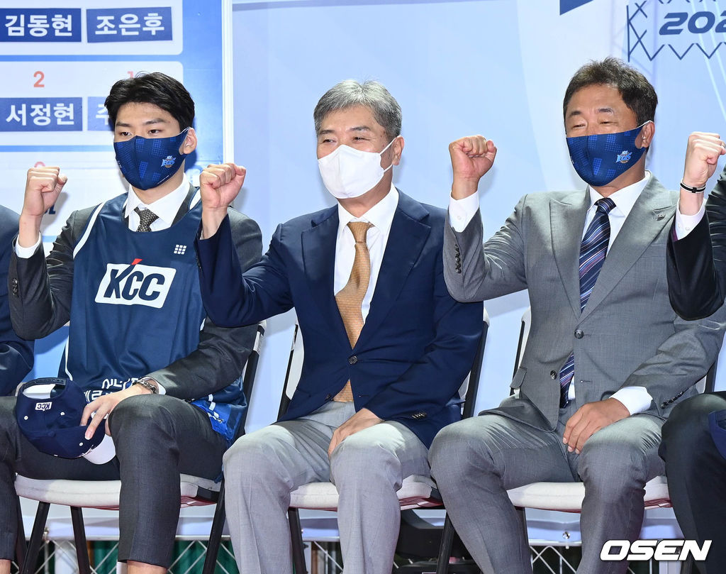 김동현이 KCC 전창진 감독과 포즈를 취하고 있다.