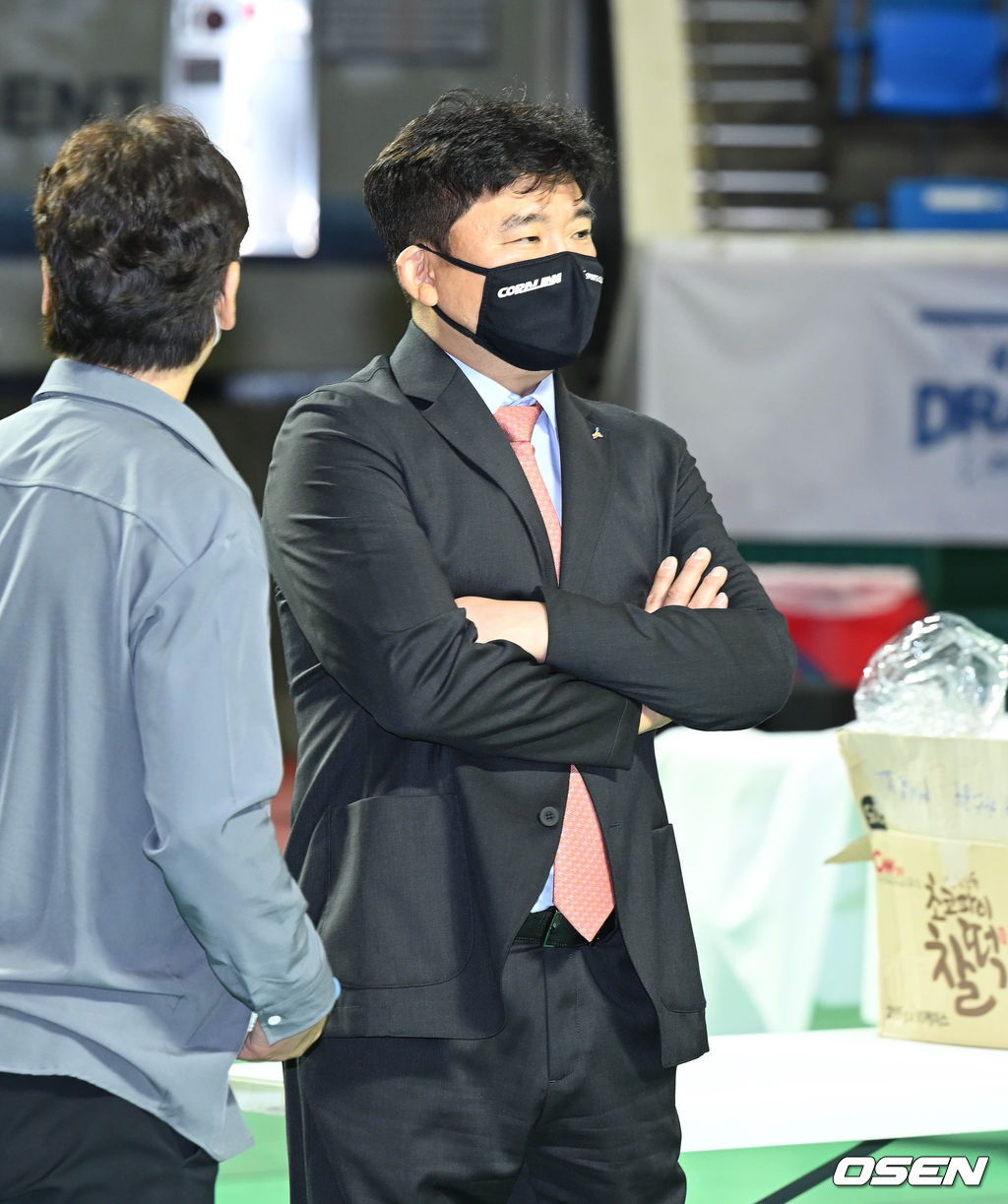 두 아들의 포토타임을 흐뭇하게 지켜보는 김승기 감독.