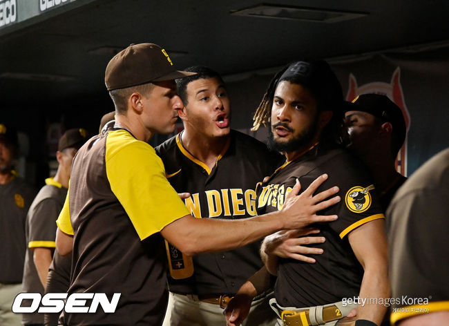 [사진] 매니 마차도와 페르난도 타티스 주니어가 경기 도중 덕아웃에서 언쟁을 벌이고 있다. ⓒGettyimages(무단전재 및 재배포 금지)