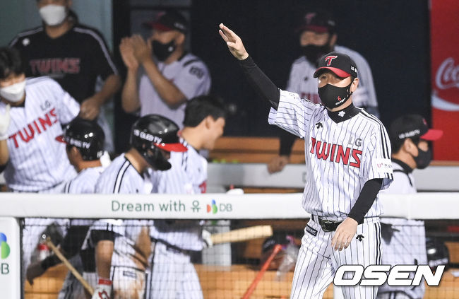 28일 롯데-LG전. 6회말 1사 1,3루 LG 대타 이영빈의 재역전 1타점 2루타를 때린 후 류지현 감독이 이영빈의 대주자 교체 사인을 보내고 있다.  2021.09.28 / soul1014@osen.co.kr