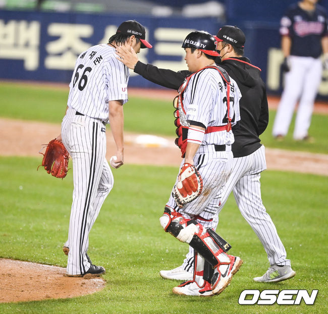 28일 잠실구장에서 열린 롯데-LG전. 4회초 2사 1,2루에서 LG 선발투수 배재준이 교체되고 있다./OSEN DB