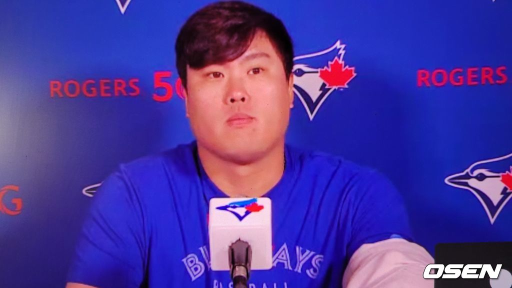 [사진] 토론토의 류현진이 29일(한국시간) 로저스 센터에서 벌어진 뉴욕 양키스와의 홈경기에서 선발 등판을 마친 뒤 화상 인터뷰를 진행하고 있다. <토론토 블루제이스 구단 제공 영상 캡처>