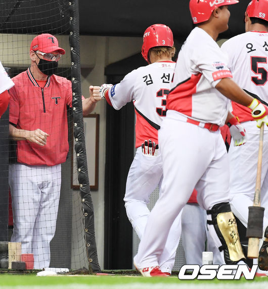KIA 타이거즈 맷 윌리엄스 감독과 내야수 김선빈이 하이파이브를 하고 있다. /OSEN DB