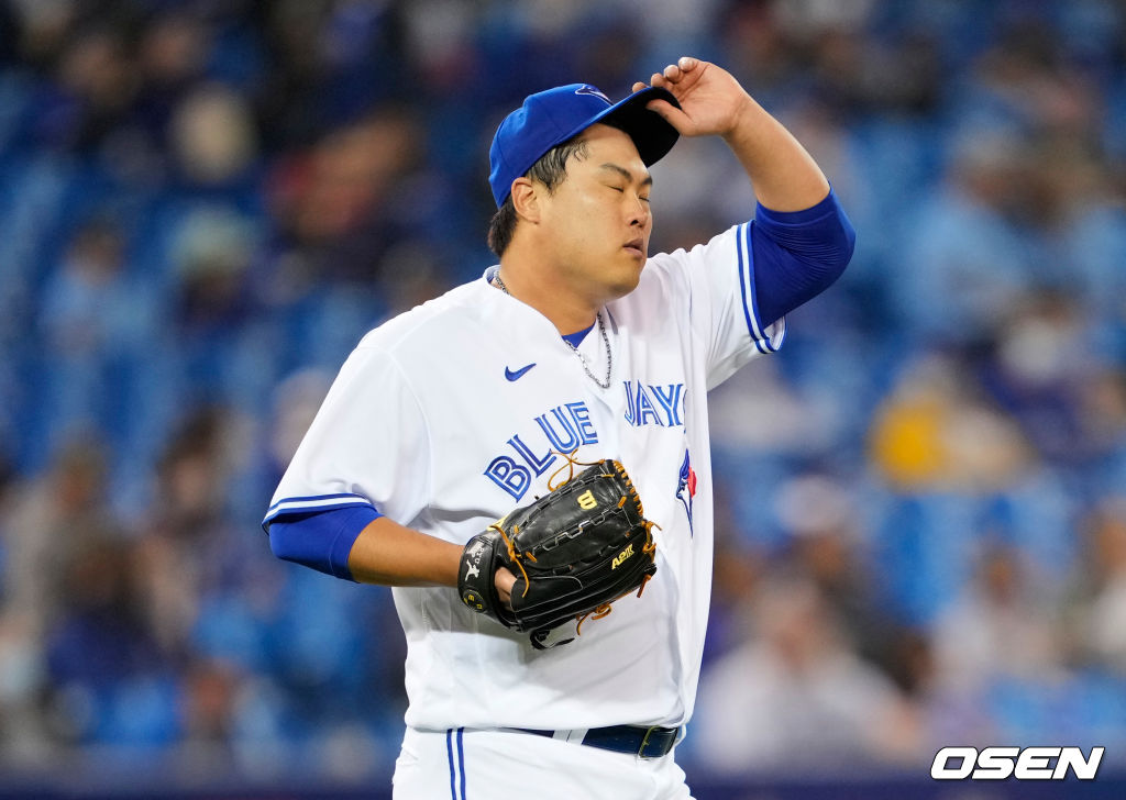 [사진] 토론토 류현진은 2021년 9월 29일(한국시간) 캐나다 온타리오주 토론토 로저스센터에서 열린 ‘2021 메이저리그’ 뉴욕 양키스와 홈경기에 선발 등판해 4⅓이닝 6피안타(1피홈런) 1볼넷 3탈삼진 3실점으로 애를 먹으며 시즌 10패(13승)째를 안았다.  ⓒGettyimages(무단전재 및 재배포 금지)