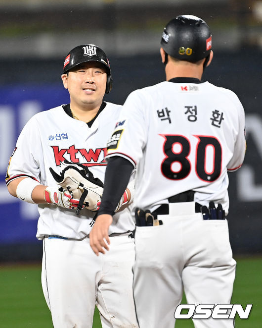 28일 오후 수원 KT위즈파크에서 ‘2021 신한은행 SOL KBO리그’ KT 위즈와 두산 베어스의 경기가 열렸다.6회말 2사 2루 상황 KT 허도환이 달아나는 좌중간 1타점 2루타를 날리고 박정환 코치와 인사를 나누고 있다. 2021.09.28 / dreamer@osen.co.kr