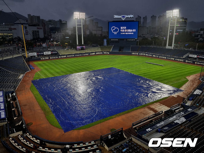 29일 경남 창원 NC파크에서 ‘2021 신한은행 SOL KBO리그’ NC 다이노스와 KIA 타이거즈의 더블헤더 1차전이 진행됐다.5회말 우천으로 경기가 중단된 NC 파크에 방수포가 덮여있다. 2021.09.29 /cej@osen.co.kr