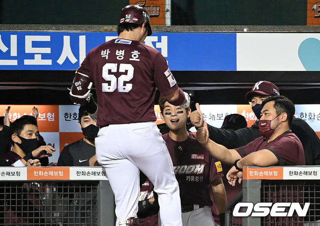 박병호가 홈런을 날린 뒤 더그아웃에서 환영을 받고 있다. /OSEN DB