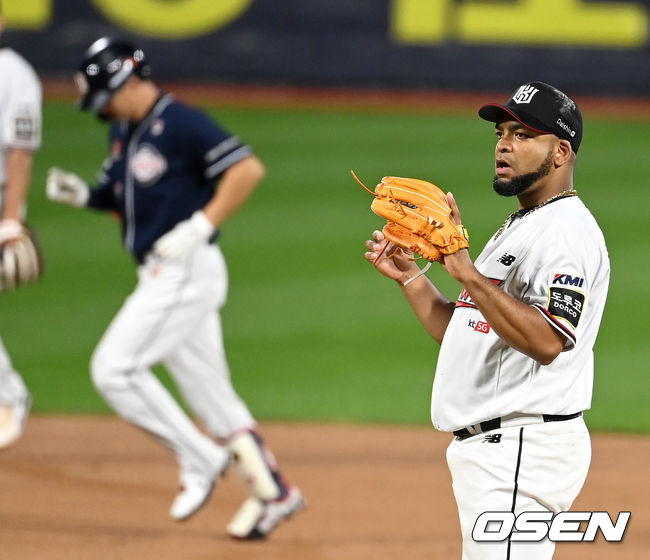 29일 오후 수원 KT위즈파크에서 ‘2021 신한은행 SOL KBO리그’ KT 위즈와 두산 베어스의 경기가 열렸다.7회초 1사 주자없는 상황 두산 김재환에게 중월 솔로포를 허용한 KT 선발 데스파이네가 공을 건네받고 있다. 2021.09.29 / dreamer@osen.co.kr