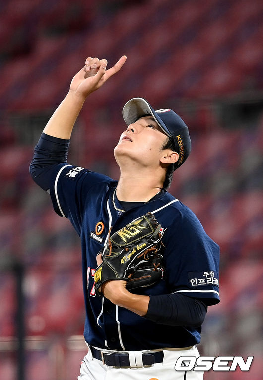 29일 오후 수원 KT위즈파크에서 ‘2021 신한은행 SOL KBO리그’ KT 위즈와 두산 베어스의 경기가 열렸다.5회말 2사 1, 2루 상황 두산 선발 곽빈이 KT 강백호를 내야 파울플라이로 이끌며 타구를 향해 손을 뻗고 있다. 2021.09.29 / dreamer@osen.co.kr