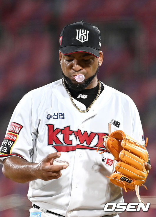 29일 오후 수원 KT위즈파크에서 ‘2021 신한은행 SOL KBO리그’ KT 위즈와 두산 베어스의 경기가 열렸다.5회초 1사 2, 3루 상황 두산 양석환에게 2타점 적시타를 허용한 KT 선발 데스파이네가 공을 바라보고 있다. 2021.09.29 / dreamer@osen.co.kr