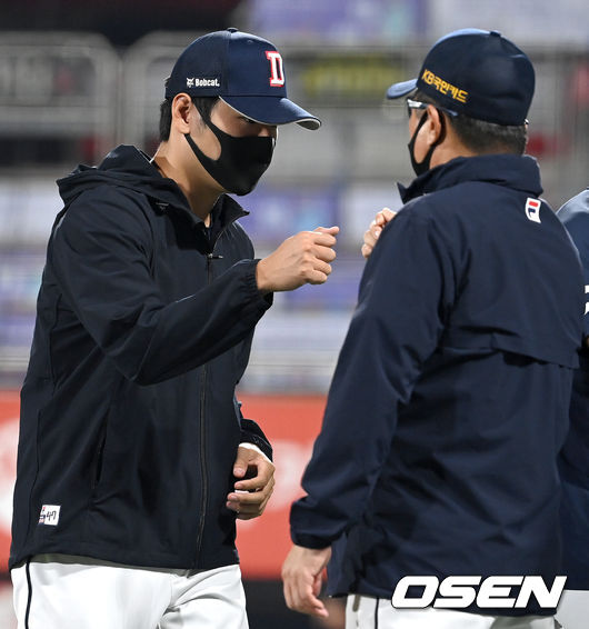 승리투수 두산 곽빈이 김태형 감독과 인사를 나누고 있다. 2021.09.29 / dreamer@osen.co.kr