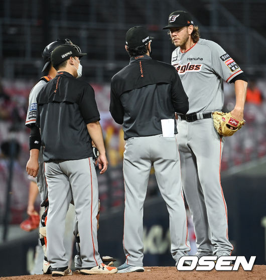 한화 닉 킹험이 호세 로사도 투수코치와 이야기하고 있다. /OSEN DB