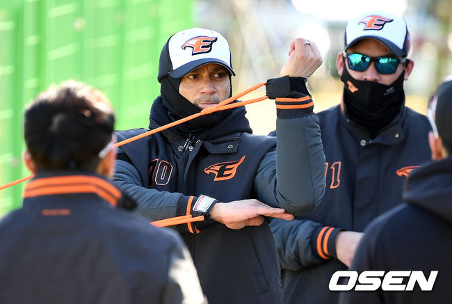 한화 로사도 투수코치가 선수들에게 훈련법을 알려주고 있다. /OSEN DB