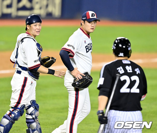 두산 베어스의 박세혁, 김강률과 LG 트윈스의 김현수가 경기 종료 후 이야기를 나누고 있다./OSEN DB