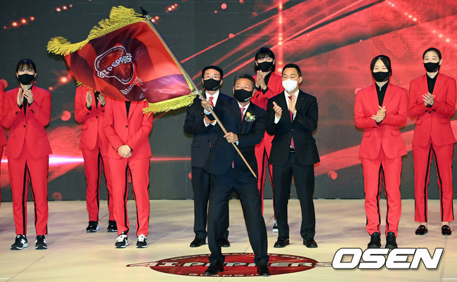 30일 오후 광주광역시 광주시청 대회의실에서 페퍼저축은행 여자 프로배구단 AI페퍼스 창단식이 열렸다.페퍼저축은행 AI페퍼스 장매튜 구단주가 구단기를 흔들고 있다.  2021.09.30 /cej@osen.co.kr