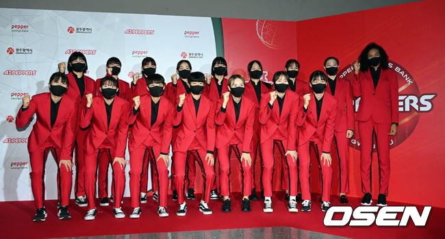 30일 오후 광주광역시 광주시청 대회의실에서 페퍼저축은행 여자 프로배구단 AI페퍼스 창단식이 열렸다.창단식에 앞서 페퍼저축은행 선수들이 포토타임을 갖고 있다. 2021.09.30 /cej@osen.co.kr