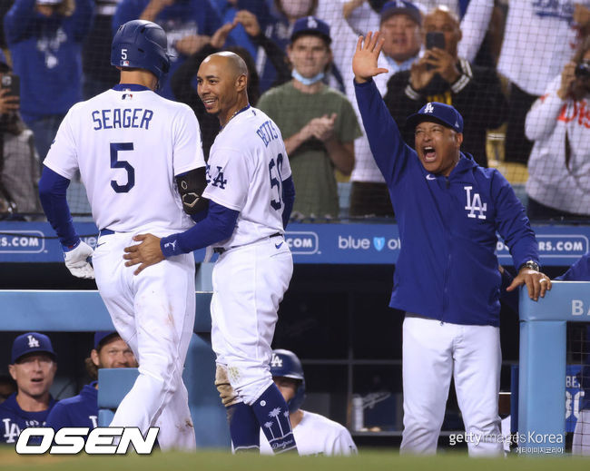 [사진] 다저스 데이브 로버츠 감독(오른쪽)이 8회 결승 홈런을 친 코리 시거를 환영하고 있다. ⓒGettyimages(무단전재 및 재배포 금지)