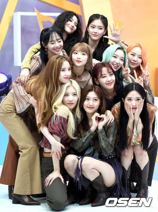 걸그룹 이달의 소녀가 스태프의 요청에 기념사진을 찍고 있다. / dreamer@osen.co.kr