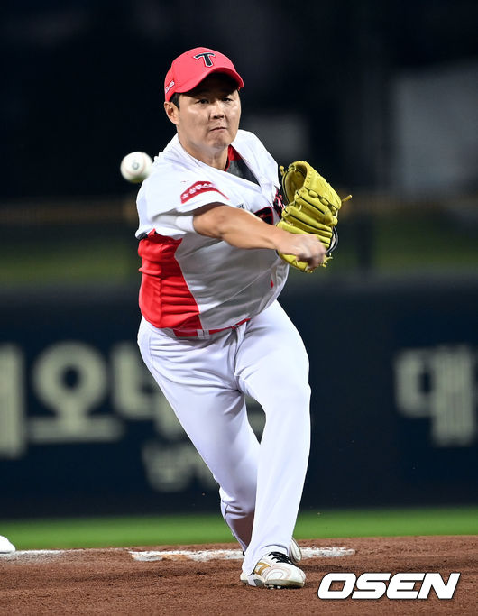 30일 오후 광주기아챔피언스필드에서 ‘2021 신한은행 SOL KBO리그’ KIA 타이거즈와 키움 히어로즈의 경기가 열렸다.1회초 KIA 선발 윤중현이 힘차게 공을 던지고 있다. 2021.09.30 /cej@osen.co.kr